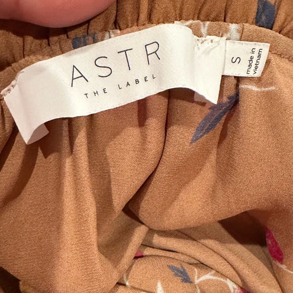 ASTR OPEN SHOULDER FLORAL tan top S - Picture 4 of 8